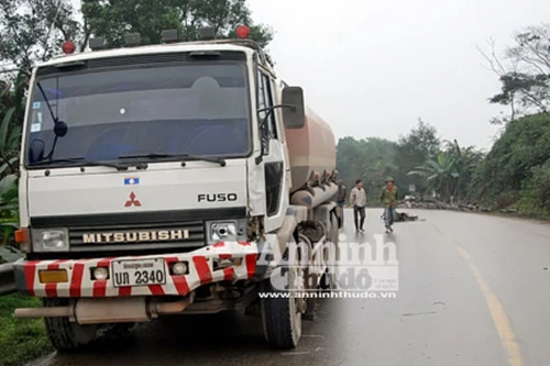 Đấu đầu xe bồn chở xăng, 3 thanh niên chết thảm