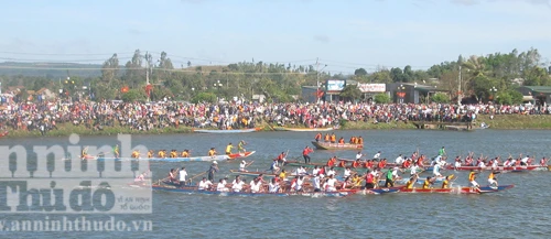 Đua thuyền đầu xuân mới ở Tây Nguyên