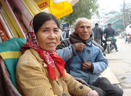 Cổ tích tình yêu: Bỏ nhà tiền tỷ cụ ông ra vỉa hè sống với người yêu 