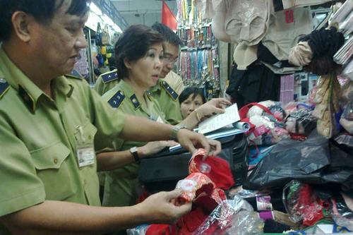 Hà Nội: Kiểm tra, thu giữ hàng loạt áo ngực phụ nữ có chất lạ