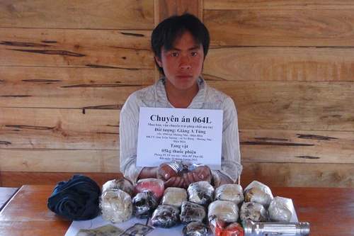 Bắt quả tang vận chuyển 5 kg thuốc phiện