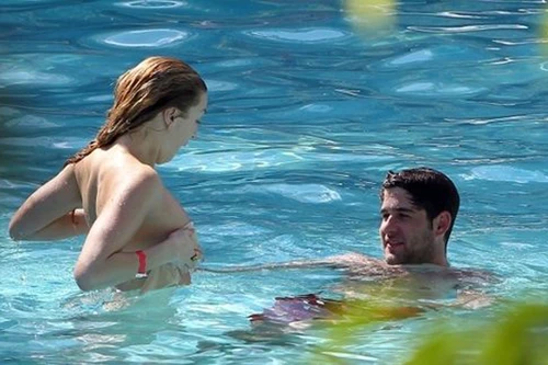 Whitney Port gặp “sự cố” khi tắm cùng trai lạ