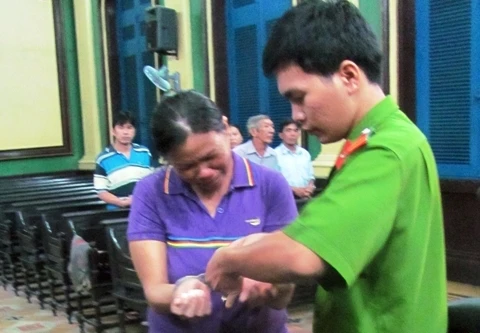 Nữ công nhân xách 2,4 kg ma tuý về nước