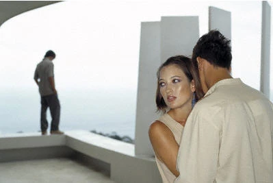 Bố mẹ chồng giở chiêu "bắt sống" con dâu đang tự tình với gã lái bò