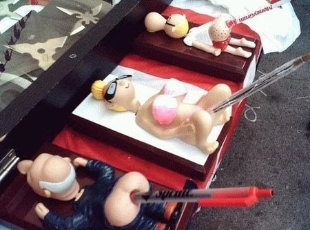 Biến tấu độc đáo, quái dị của các loại ống đựng bút