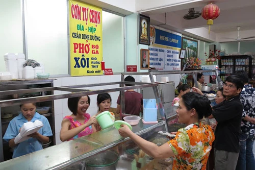 “Bệnh viện Nhi Trung ương không đuổi nhóm bán cơm từ thiện” 