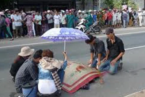 Tranh giành khách, bị xe đối thủ tông chết tại chỗ