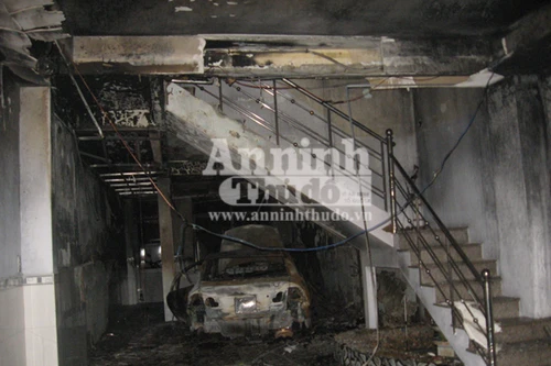 Xe Honda Civic đang đậu trong nhà bỗng nhiên cháy rụi