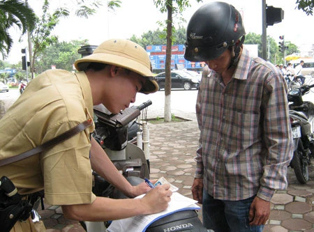 Uống rượu rồi lái xe có thể bị phạt tới 15 triệu đồng