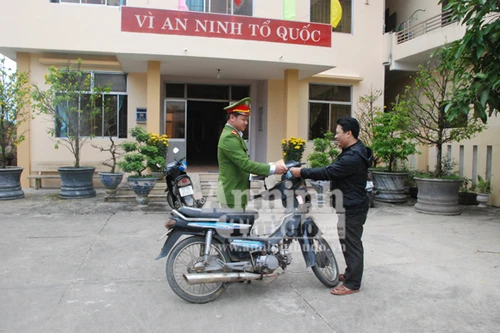 Hết đường, tên trộm bỏ xe máy thoát thân