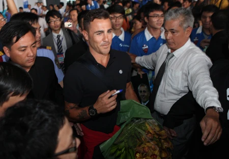 Người hâm mộ phát cuồng đón Cannavaro đến Việt Nam