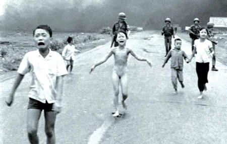 “Em bé napalm” đối mặt đau thương để tha thứ