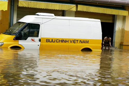 6000 ngôi nhà bị hư hỏng và 10 người bị thương do mưa lũ 