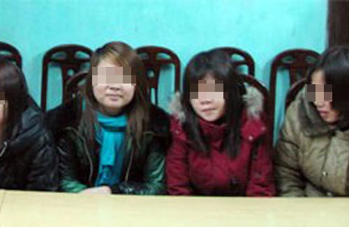 Gần 20 thiếu nữ thoát khỏi “tổ quỷ” 