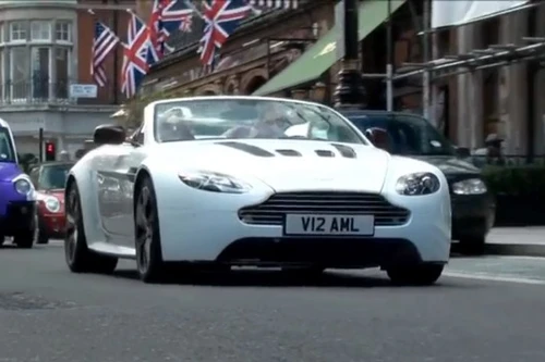 Ngắm Aston Martin V12 Vantage Roadster tuyệt đẹp trên phố