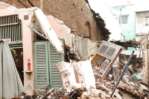 Sập nhà tại trung tâm TP.HCM, nhiều người thoát chết