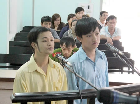 Con cười, vợ khóc trong phiên tòa đắng ngắt