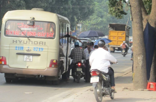 Xe khách "rùa bò” trên phố để "bắt" khách