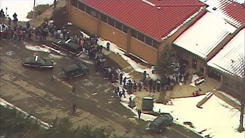 Liên tiếp hai vụ xả súng kinh hoàn tại trường học và quán bar