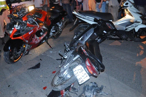 Môtô "khủng" Suzuki GSX 1300R gây náo loạn hồ Hoàn Kiếm 