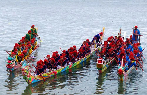 Khai hội đua thuyền cầu may đầu Xuân