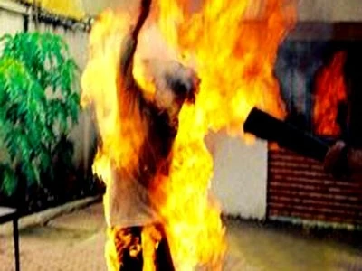 Chứng tỏ lòng chung thủy bằng cách... "tắm xăng" tự thiêu