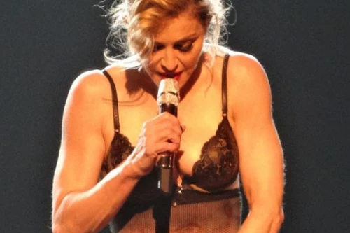 Hành động thoát y gây tranh cãi của Madonna