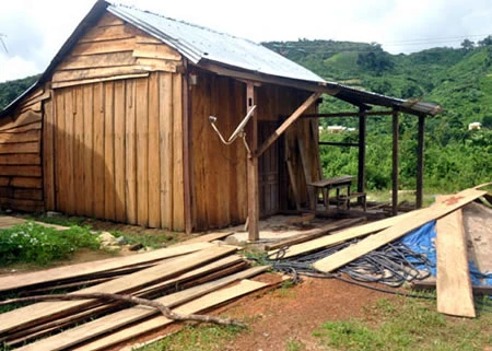 Cần làm rõ khuất tất vụ rút ruột 99 ngôi nhà cho hộ nghèo