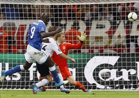 Italia "phá nát" xe tăng Đức để vào chung kết Euro