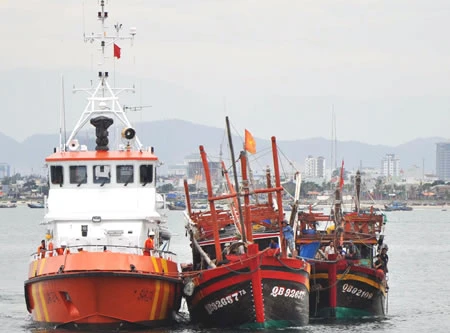 13 ngư dân gặp nạn trên biển được đưa vào bờ an toàn