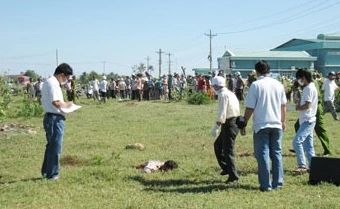 Nổ đầu đạn kinh hoàng khiến 2 người chết, 2 người bị thương