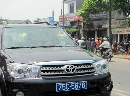 Bắt khẩn cấp 3 đối tượng ném vỡ kính xe công an