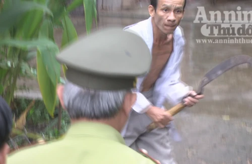 Trùm buôn gỗ lậu giả tâm thần chém kiểm lâm 