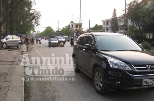 Đang rửa xe bị “xe điên” tông lao vào gốc cây