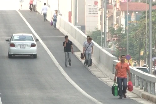 Nhiều vi phạm giao thông trên cầu cạn mới khánh thành