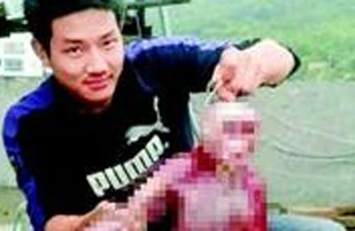 Hãi hùng thanh niên lột da khỉ giữa phố đông