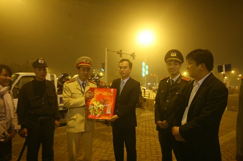 Tặng quà, chúc Tết tổ công tác 141