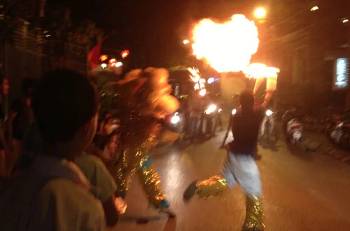 Sôi động màn múa lân phun lửa xin tiền trên phố đêm