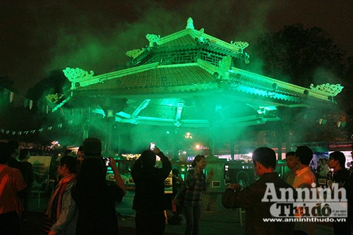 Hà Nội: Nhà Bát giác cùng 100 công trình trên thế giới "nhuộm" xanh mừng Quốc khánh Ireland