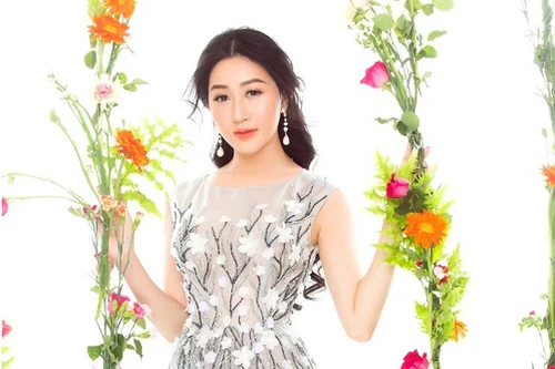 Hoa hậu Huỳnh Thúy Anh rạng ngời trong bộ ảnh chào xuân