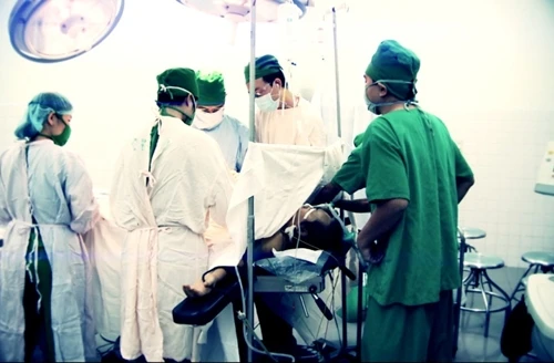 Khoảnh khắc sinh tử: Bác sĩ giành lại sự sống cho người bị vỡ nội tạng