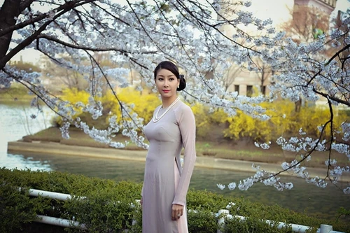 Hoa hậu Hà Kiều Anh cùng các nghệ sĩ Việt chăm lo bữa ăn cho các bệnh nhân