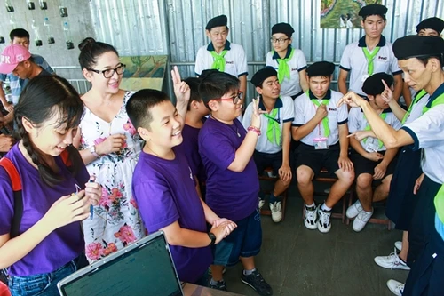 MC Quỳnh Hương cùng các học trò nhí hào hứng học thủ ngữ 