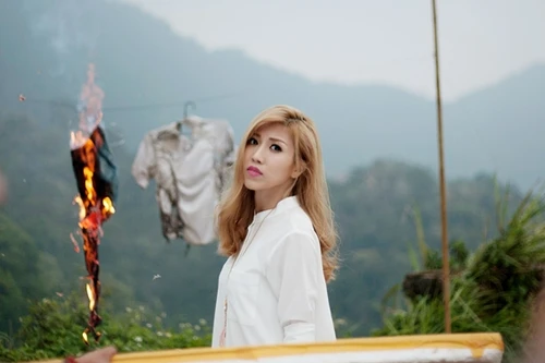 Trang Pháp buông lơi vai trần chờ đợi Rapper Mr.T