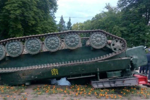 Sốc: Hệ thống tên lửa bị... lật úp trên đường phố Ukraine