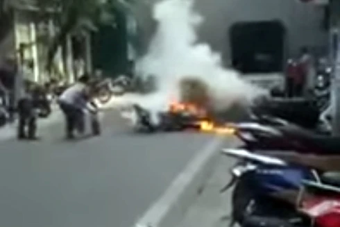 Hà Nội: Người phụ nữ dùng bình bọt dập lửa chiếc xe máy bốc cháy