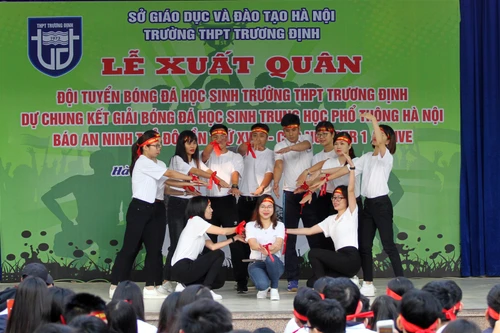 [ẢNH] Thầy cô trường Trương Định diễn văn nghệ góp vui trong lễ xuất quân