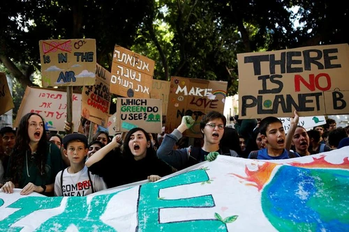 [ẢNH] Sinh viên nhiều nơi trên thế giới đồng loạt xuống đường vì môi trường vào ngày Black Friday