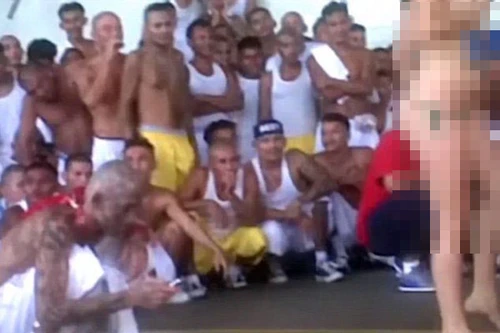 Sốc với video vũ nữ thoát y mua vui cho hàng trăm tù nhân