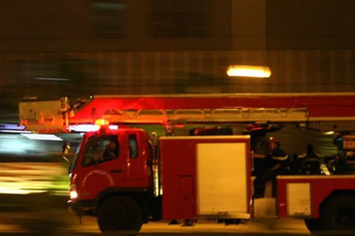 Xe cứu hỏa mặc sức rú còi, giữa lòng đường dân vẫn "hiên ngang"